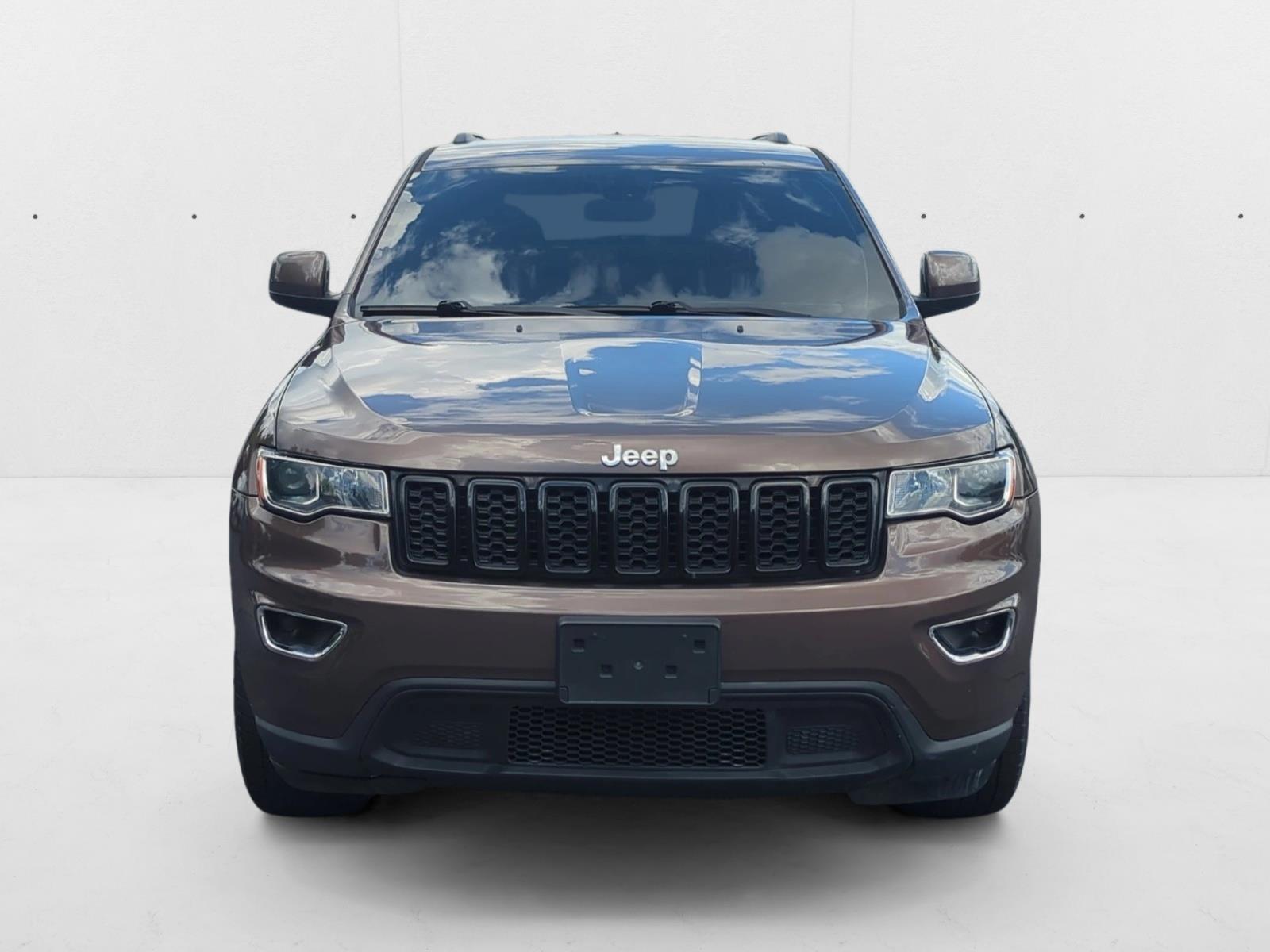 2021 Jeep Grand Cherokee Laredo photo 2