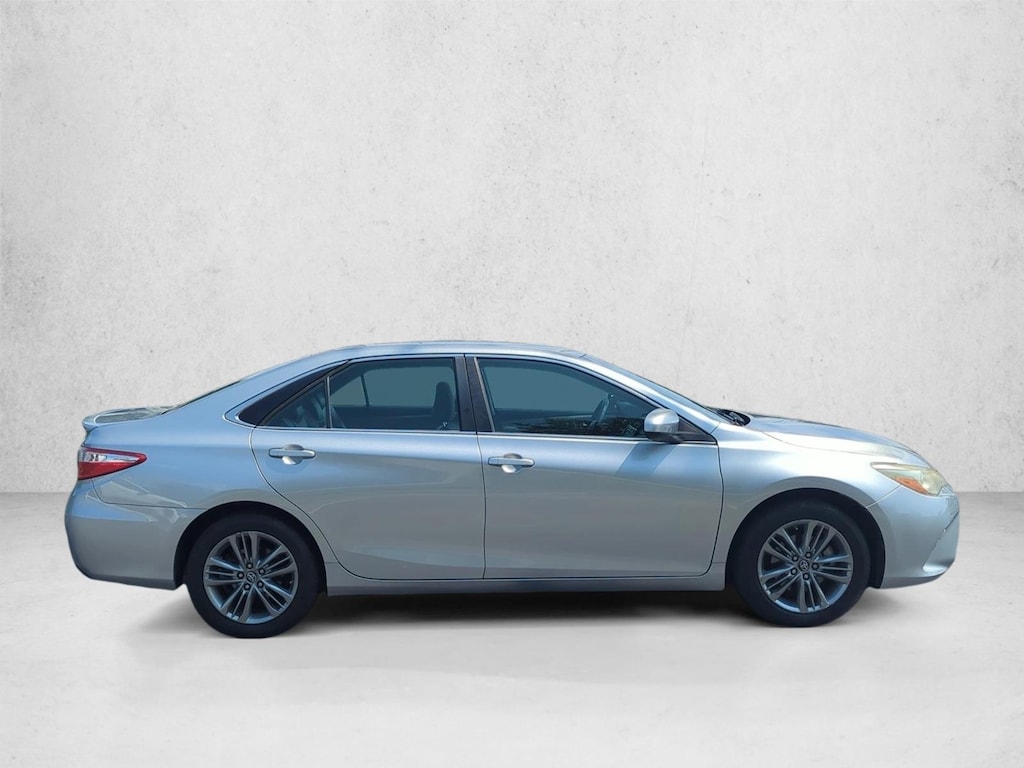 Used 2016 Toyota Camry SE Sedan