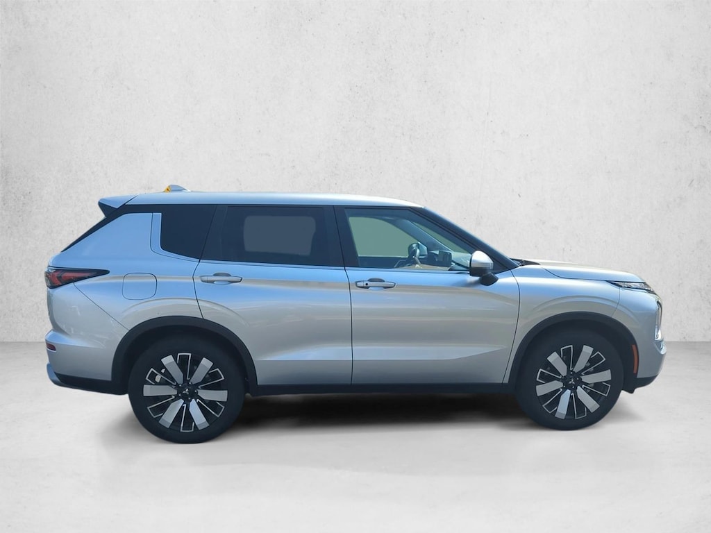 Used 2025 Mitsubishi Outlander SE SUV
