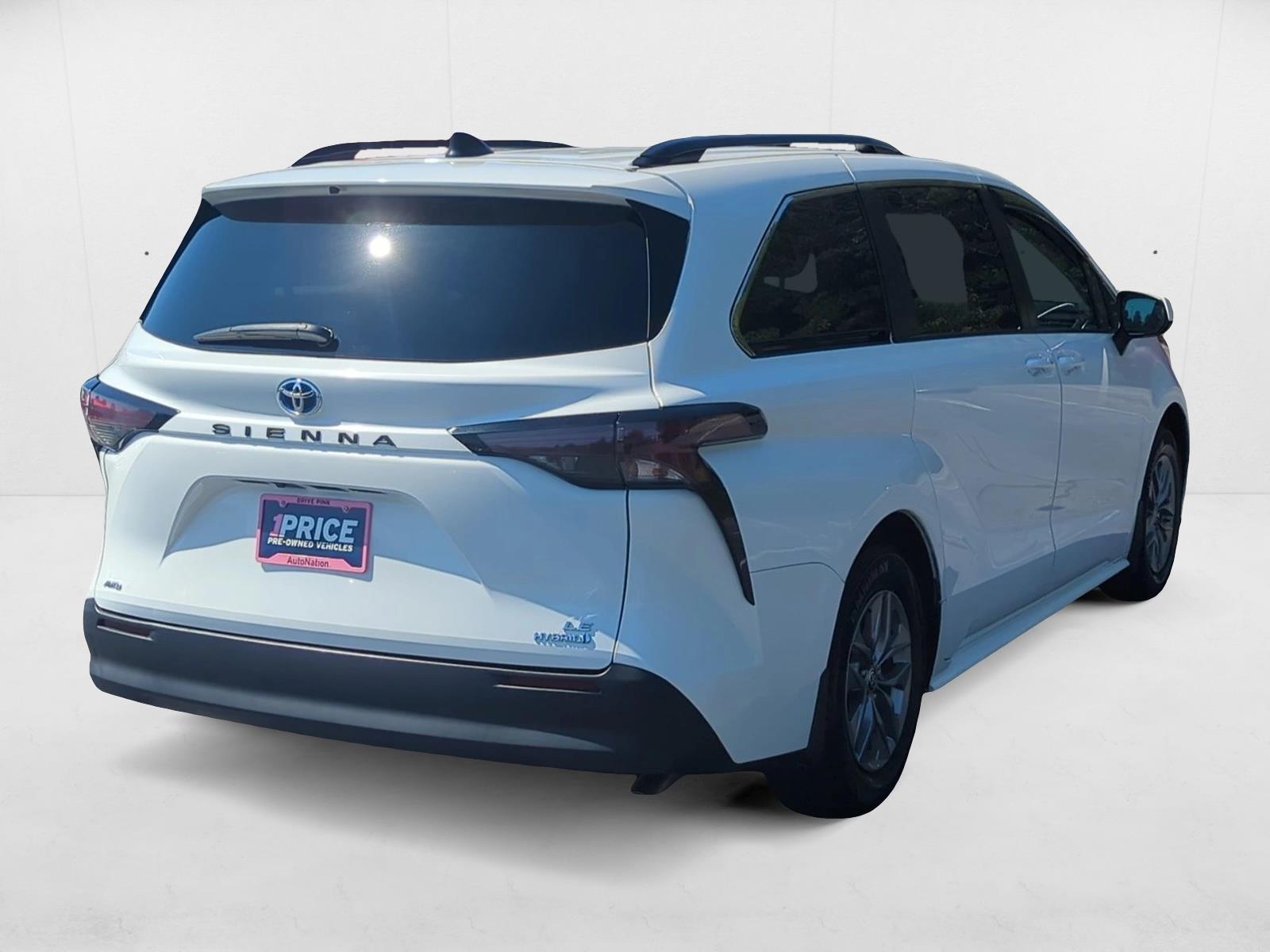 2024 Toyota Sienna LE photo 4