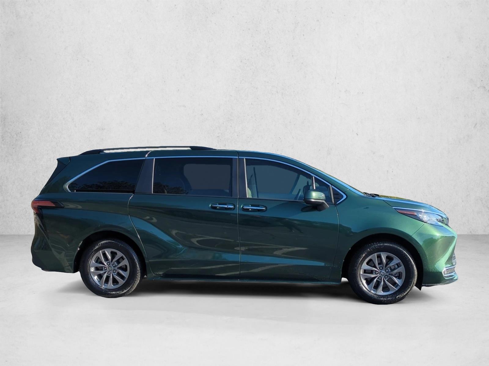 2022 Toyota Sienna XLE photo 4