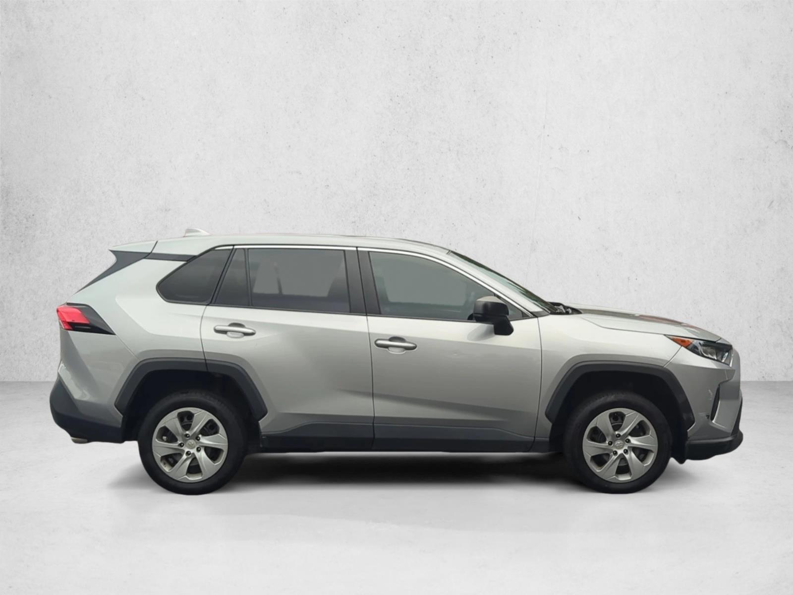 2022 Toyota RAV4 LE photo 4