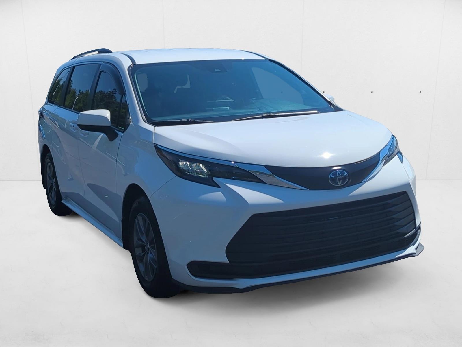 2024 Toyota Sienna LE photo 3