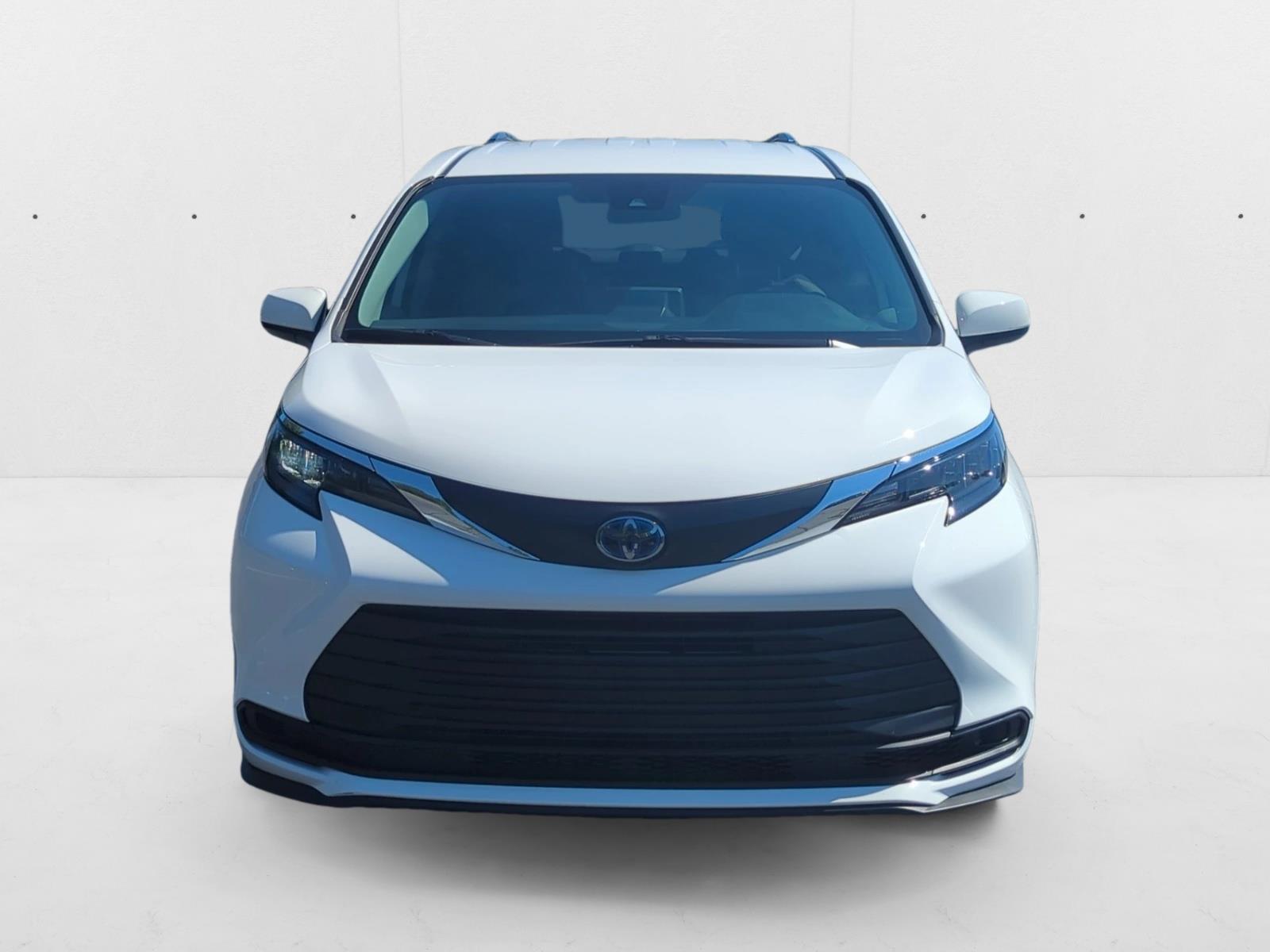 2024 Toyota Sienna LE photo 2