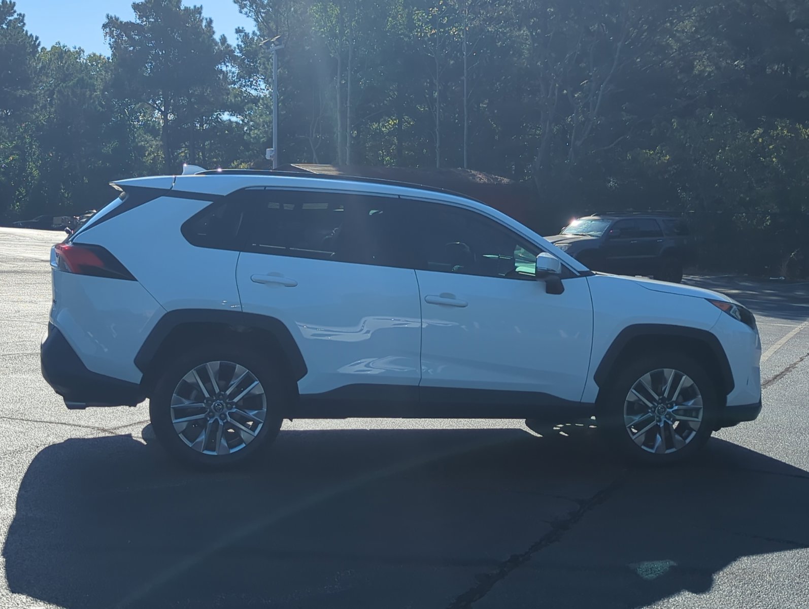 2020 Toyota RAV4 XLE Premium photo 3