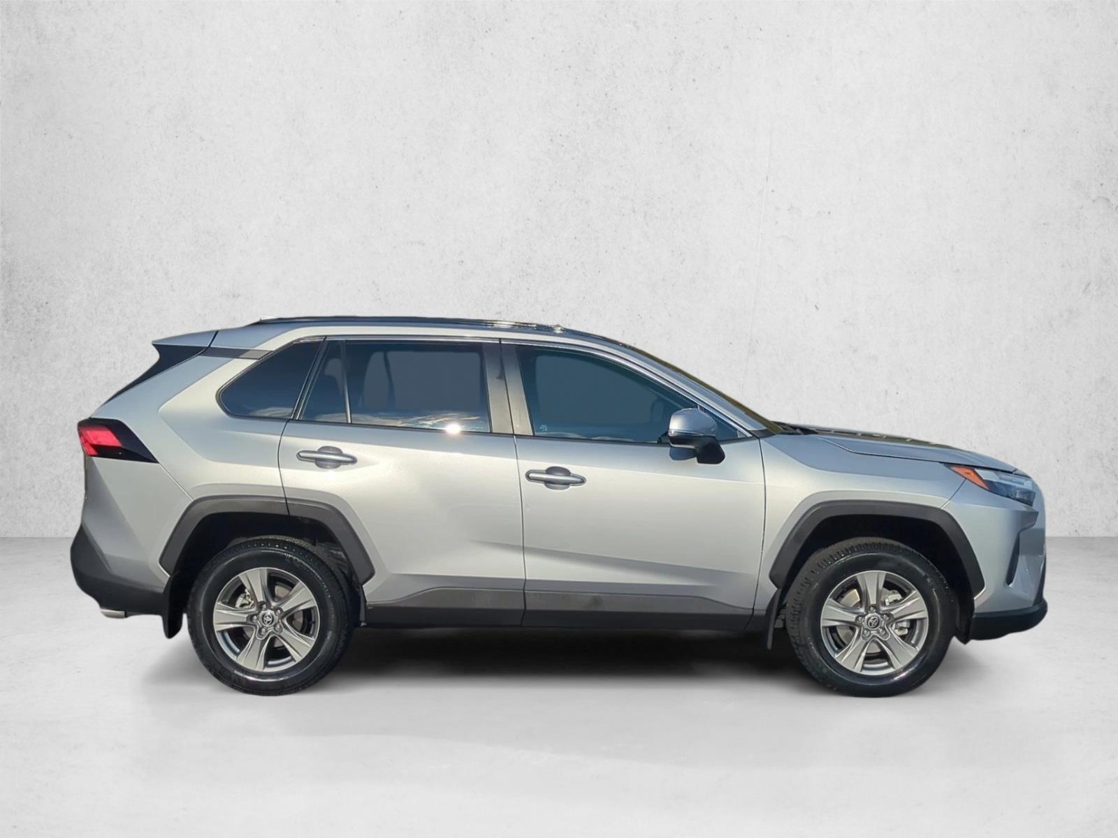 2024 Toyota RAV4 XLE photo 4