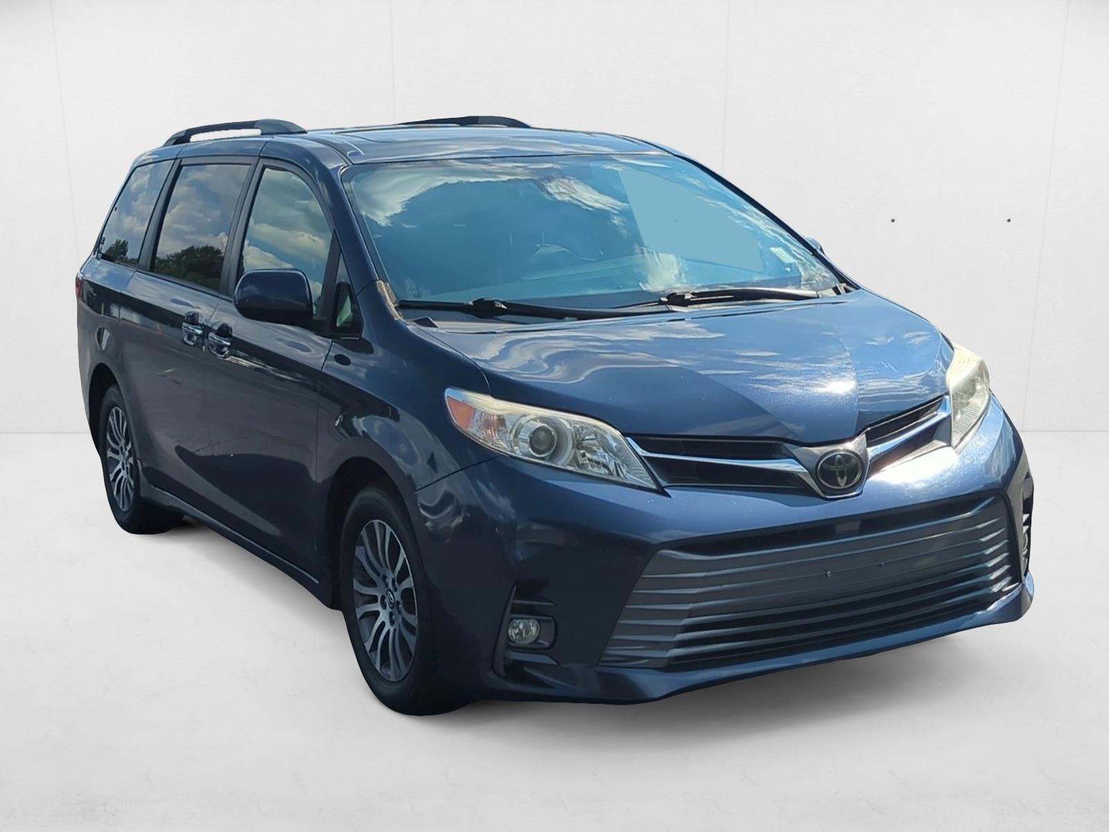 2018 Toyota Sienna XLE photo 3