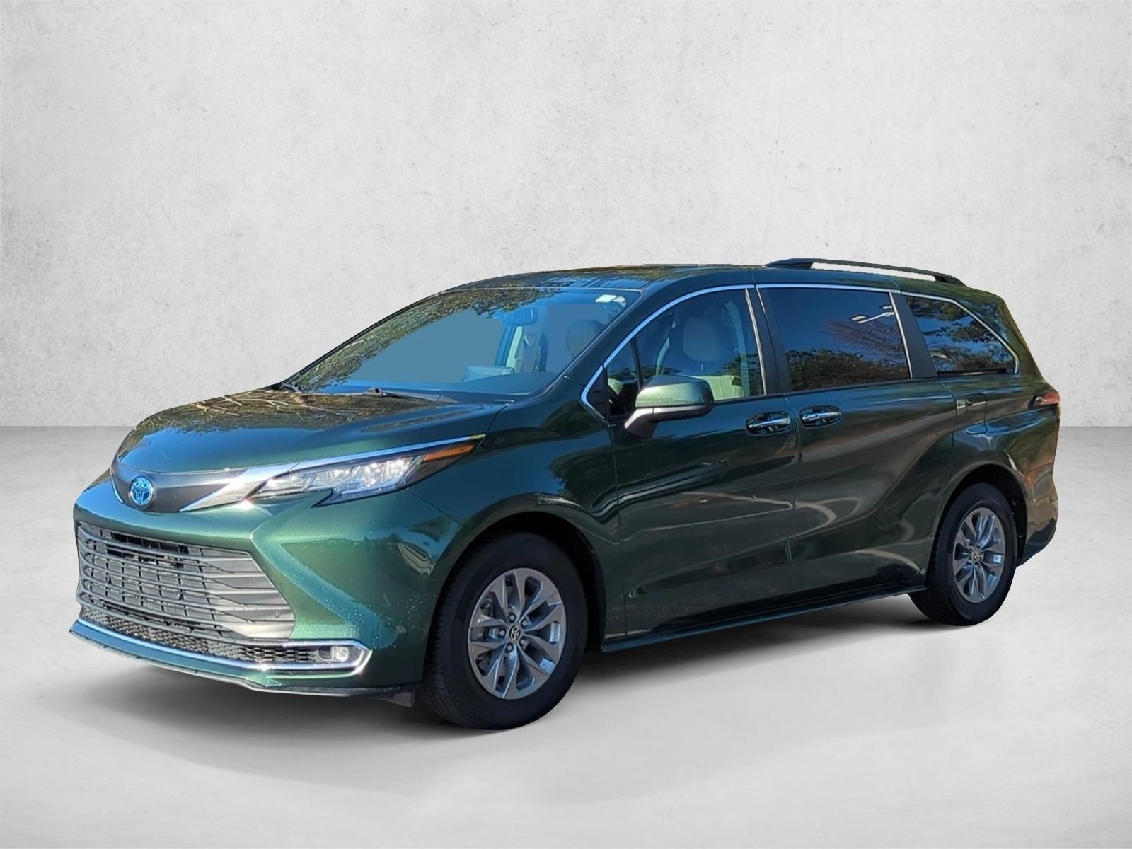 2022 Toyota Sienna XLE's photo