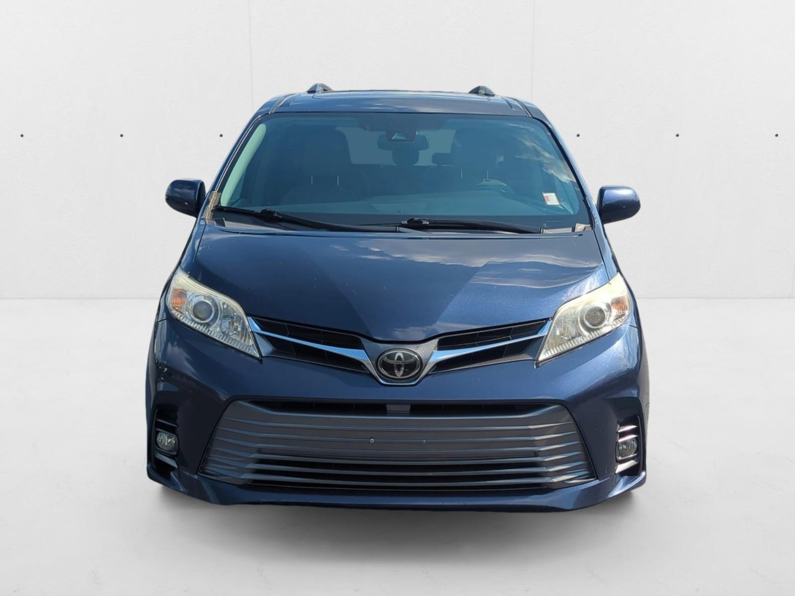 2018 Toyota Sienna XLE photo 2