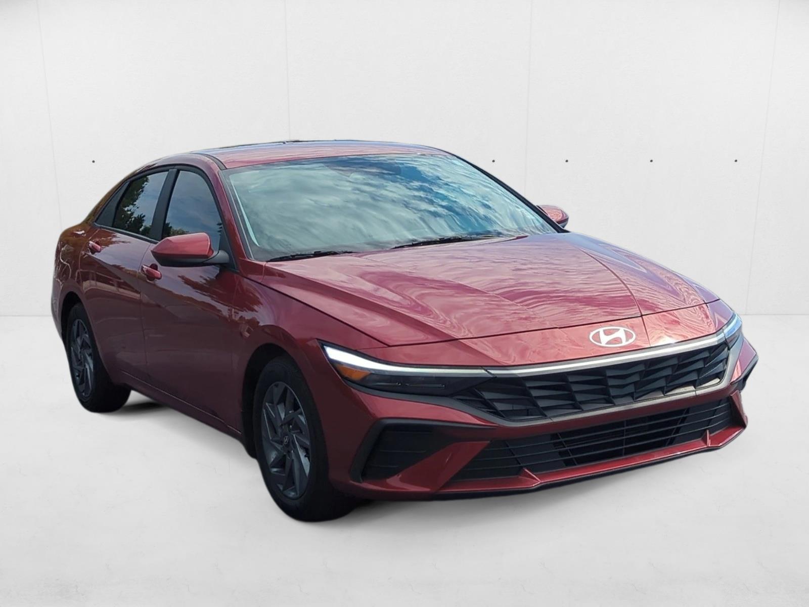 2024 Hyundai Elantra SEL photo 3