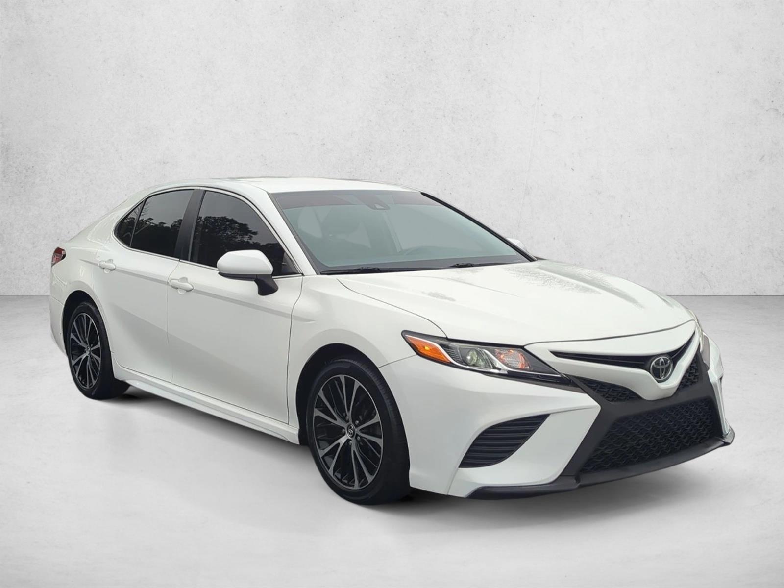 2020 Toyota Camry SE photo 3
