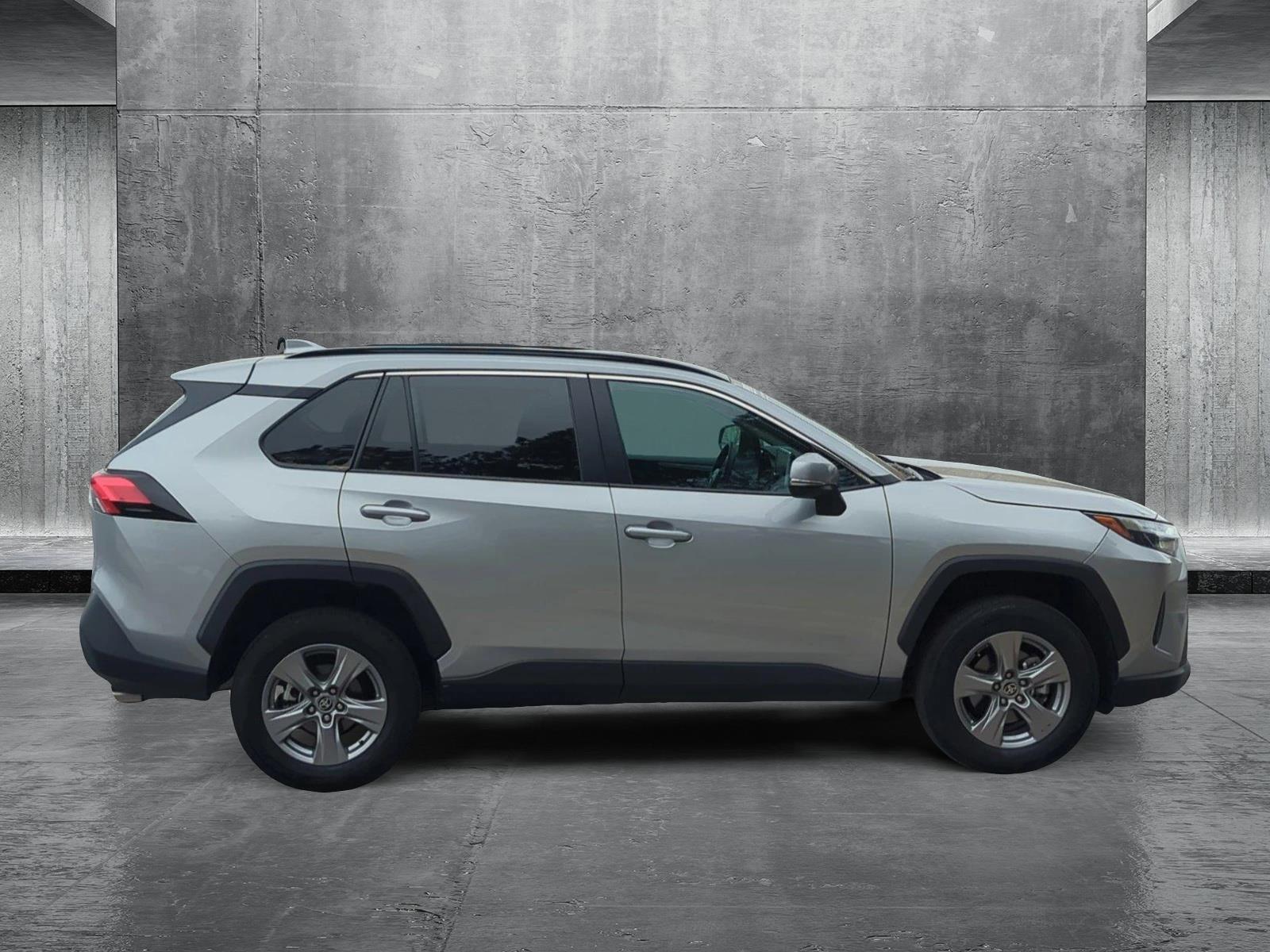 2024 Toyota RAV4 XLE photo 4