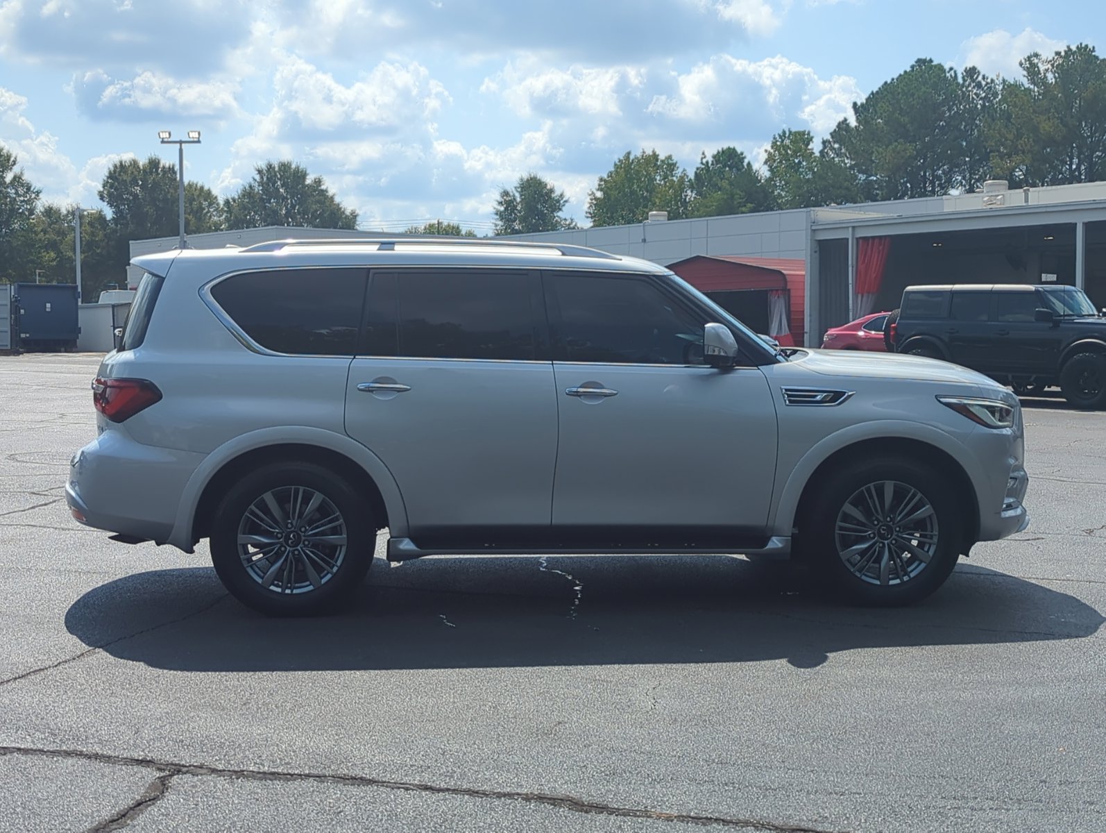 2021 Infiniti QX80 Luxe photo 4