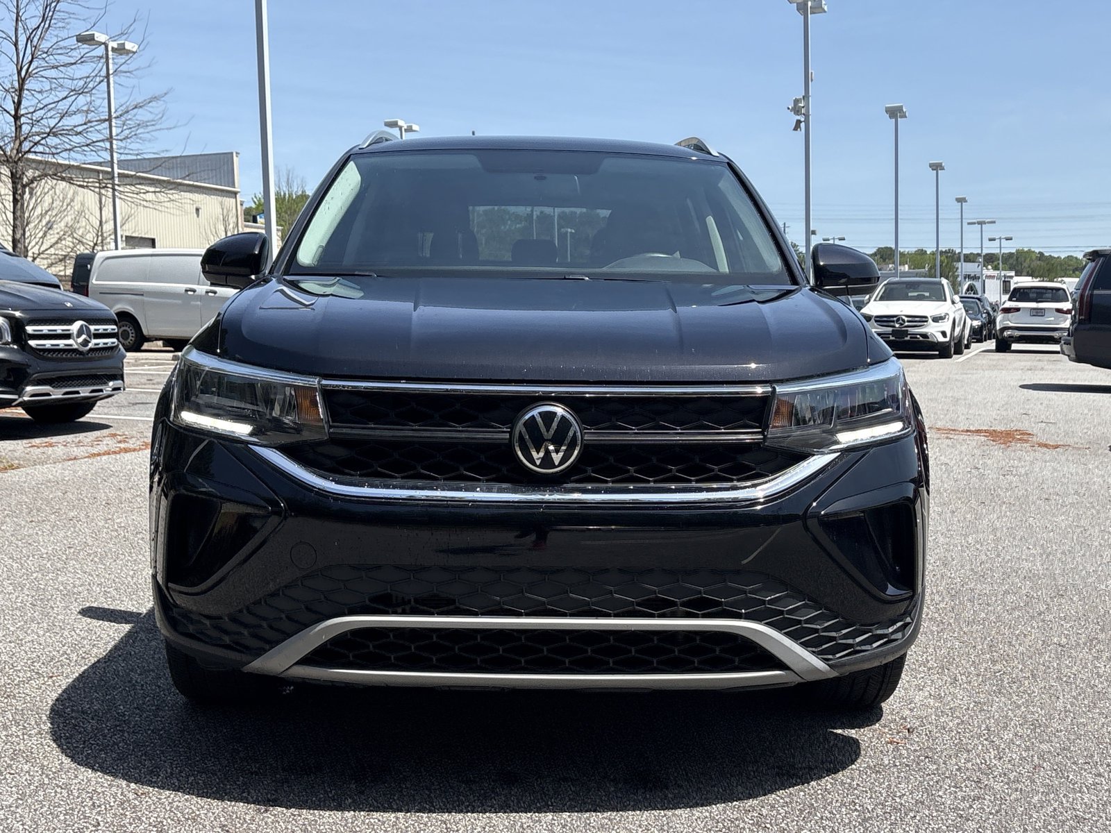 2022 Volkswagen Taos SE photo 2