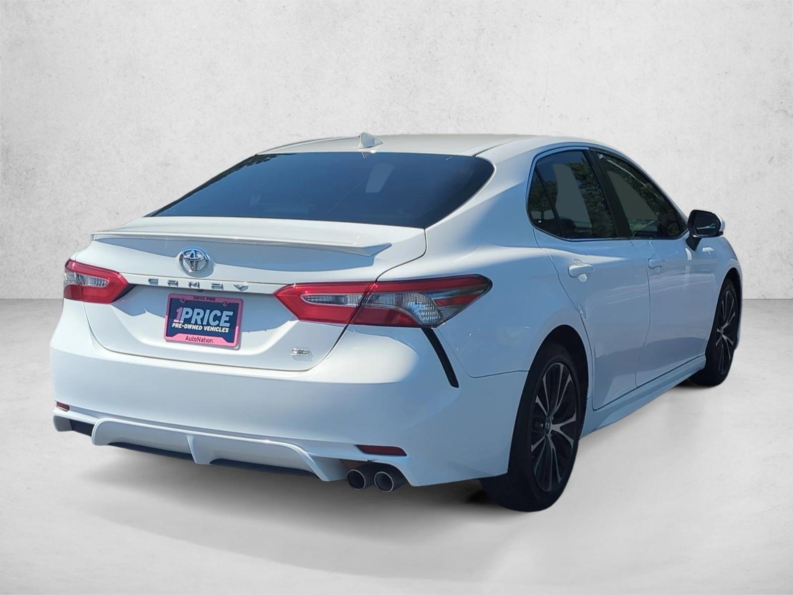 2019 Toyota Camry SE photo 4
