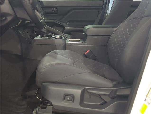 2025 Toyota Tacoma SR5 - Photo 15