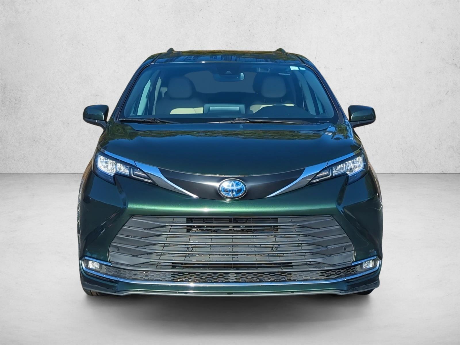 2022 Toyota Sienna XLE photo 2