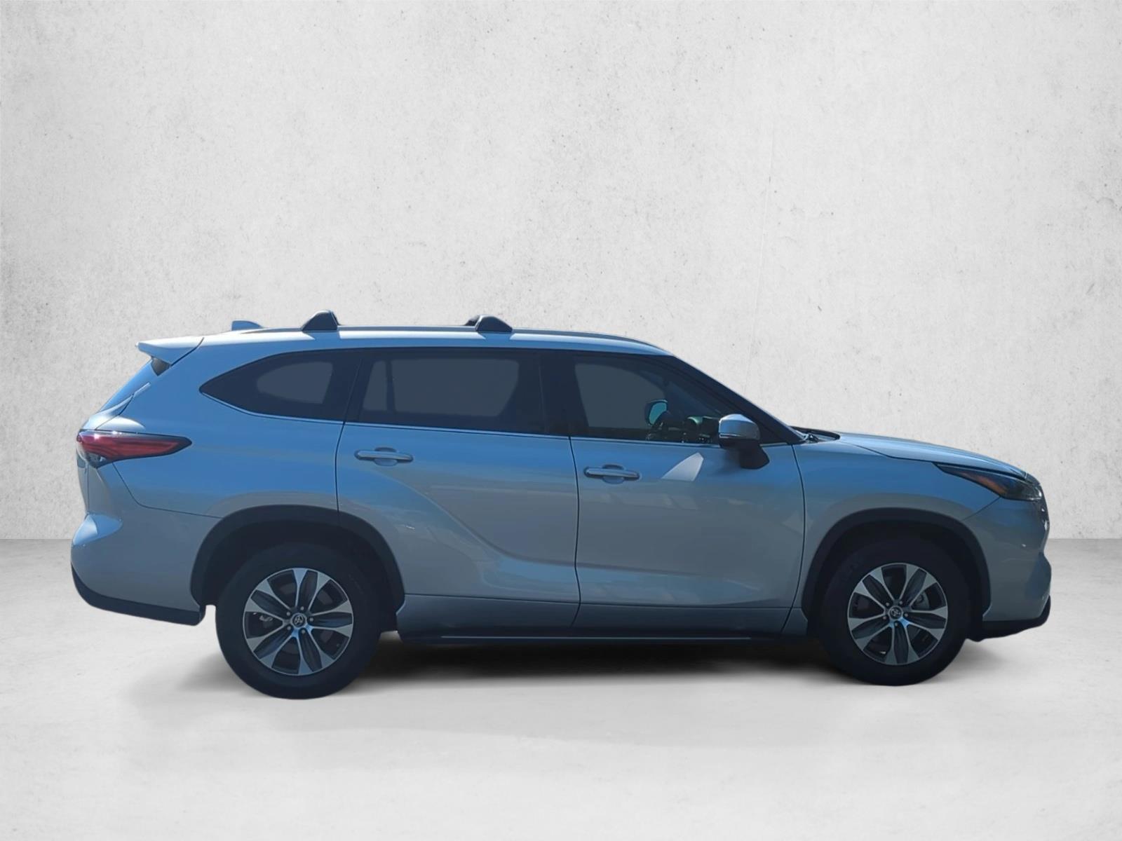 2022 Toyota Highlander XLE photo 4