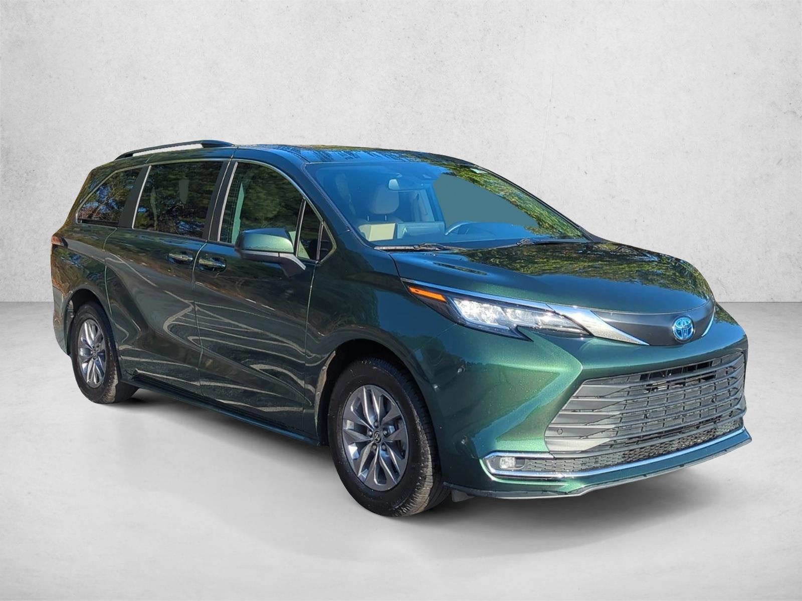 2022 Toyota Sienna XLE photo 3