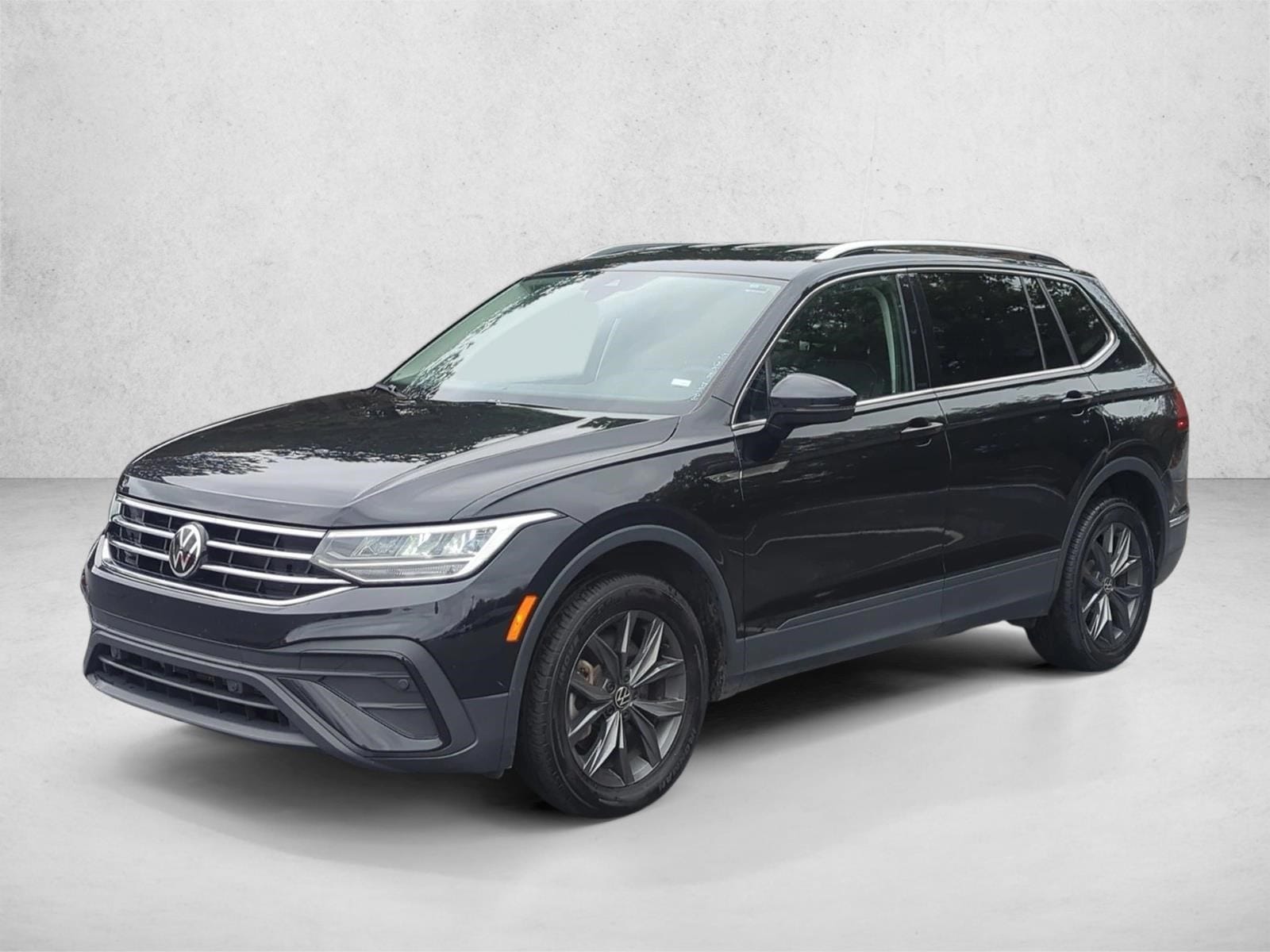 2024 Volkswagen Tiguan SE's photo