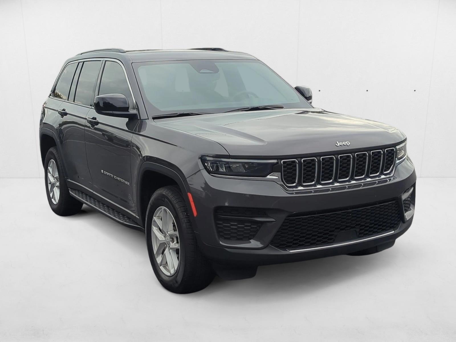 2024 Jeep Grand Cherokee Laredo photo 3