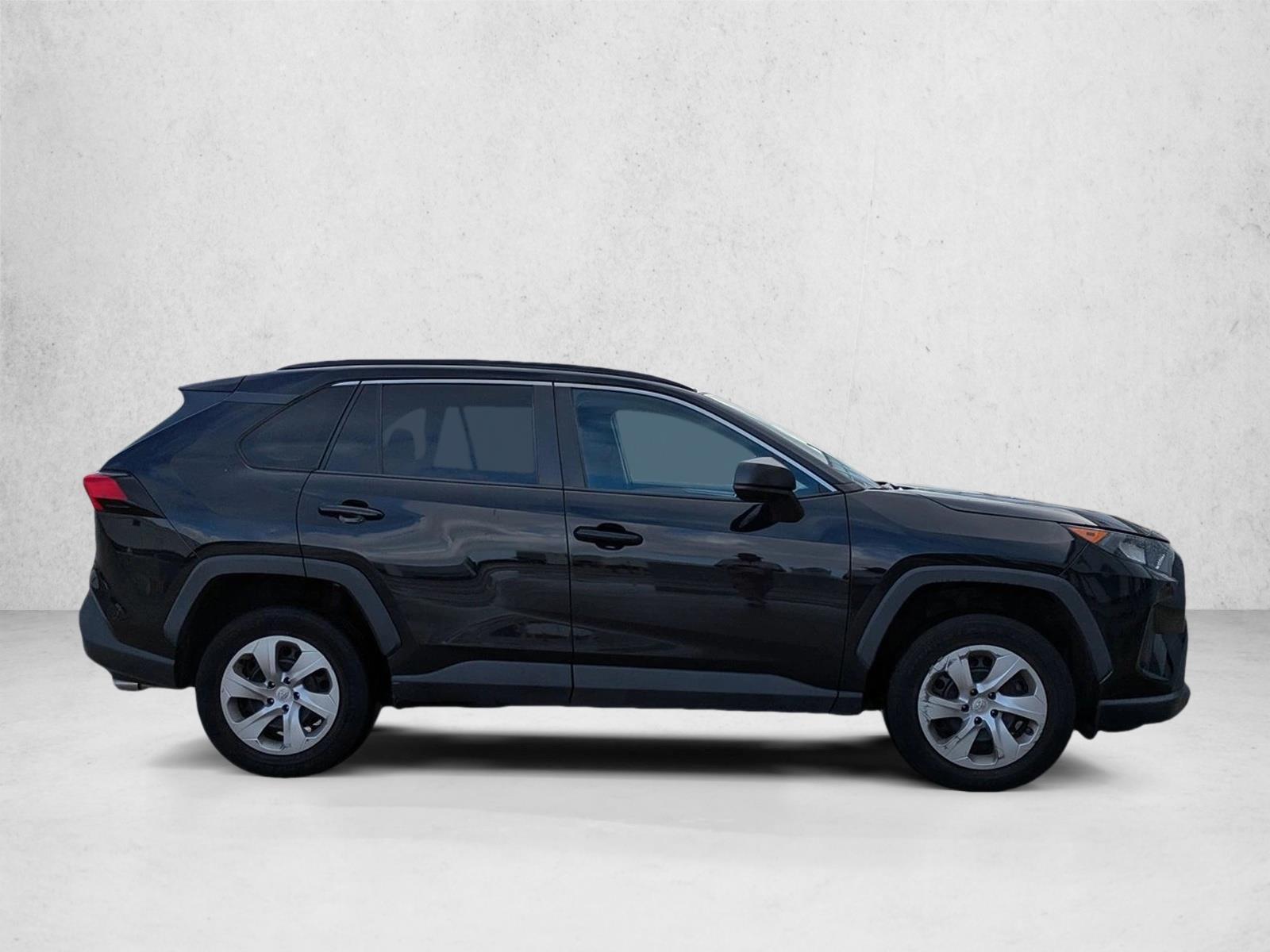 2021 Toyota RAV4 LE photo 4