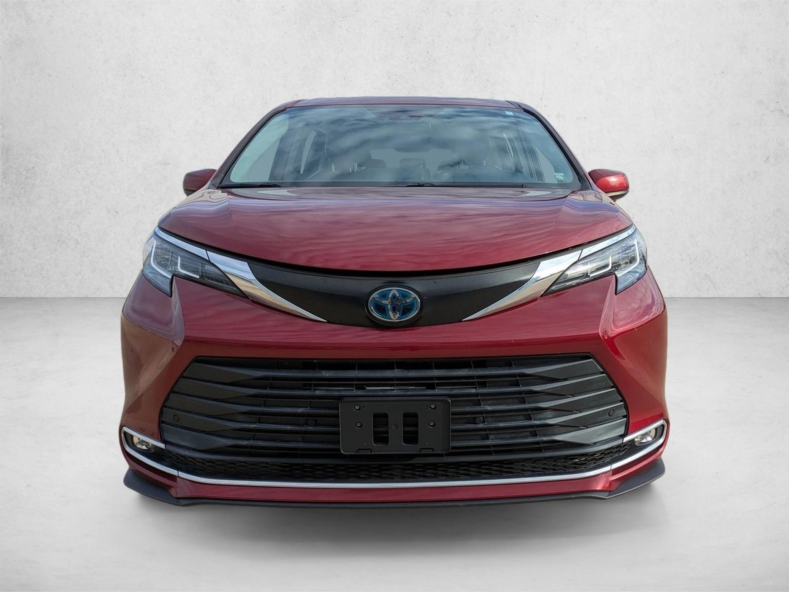 2022 Toyota Sienna XLE photo 2