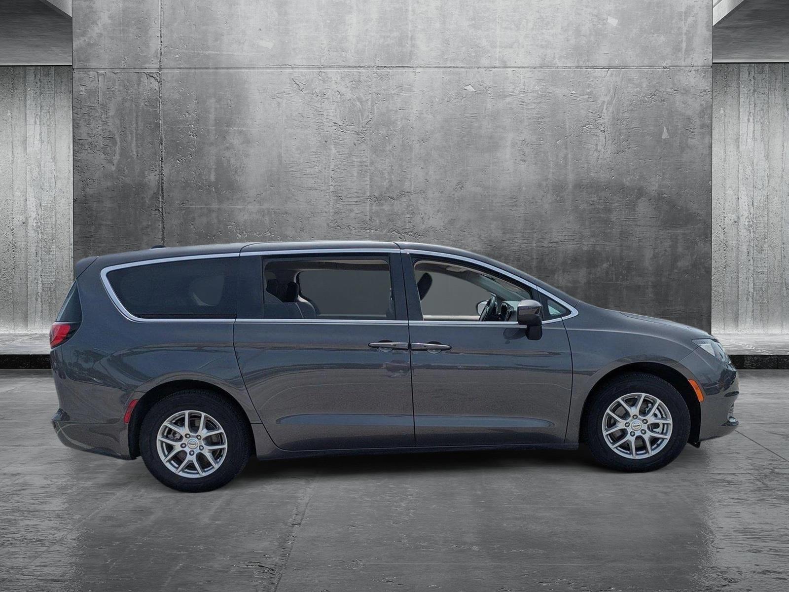 2022 Chrysler Voyager LX photo 4