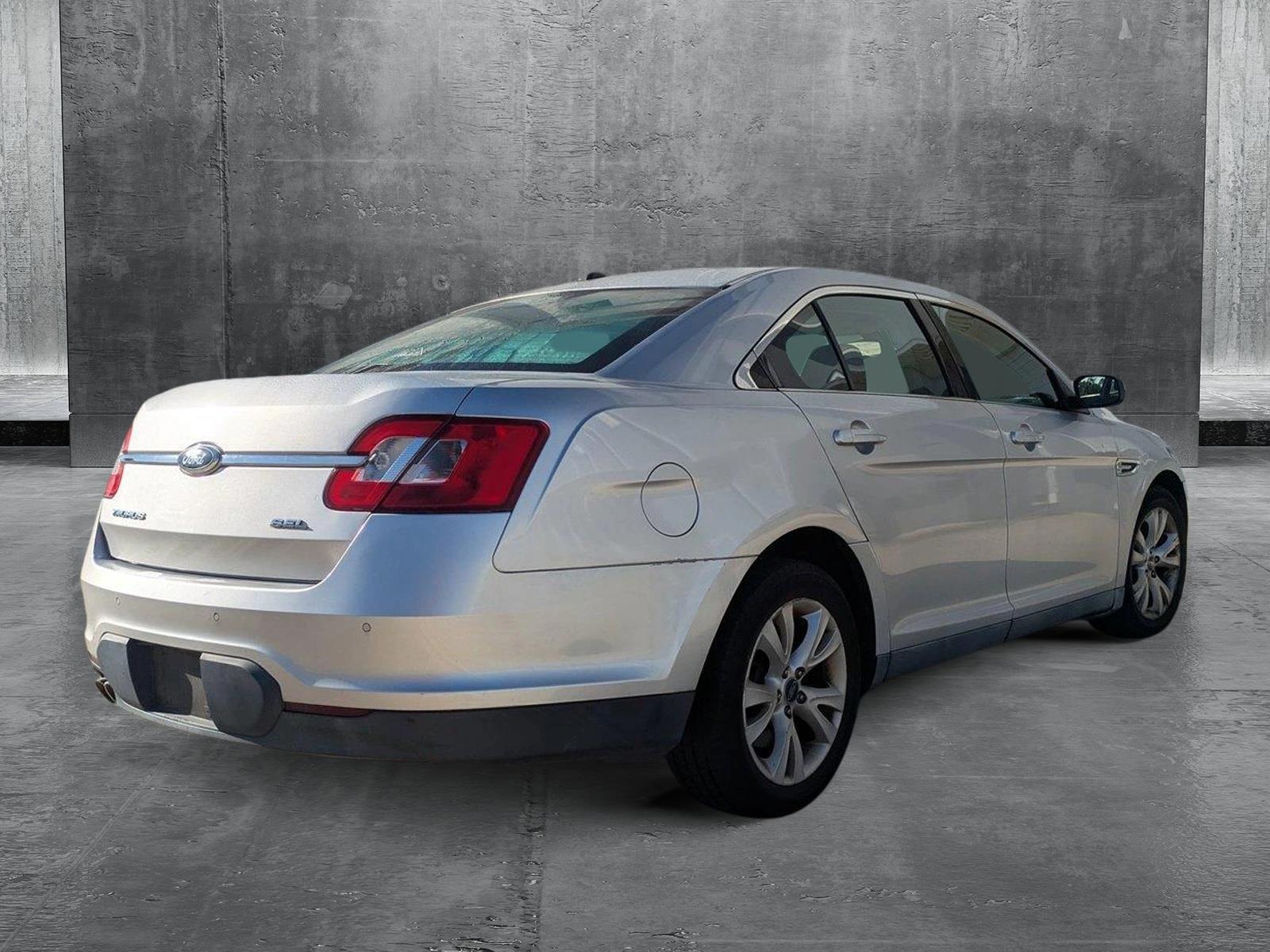 2011 Ford Taurus SEL photo 4