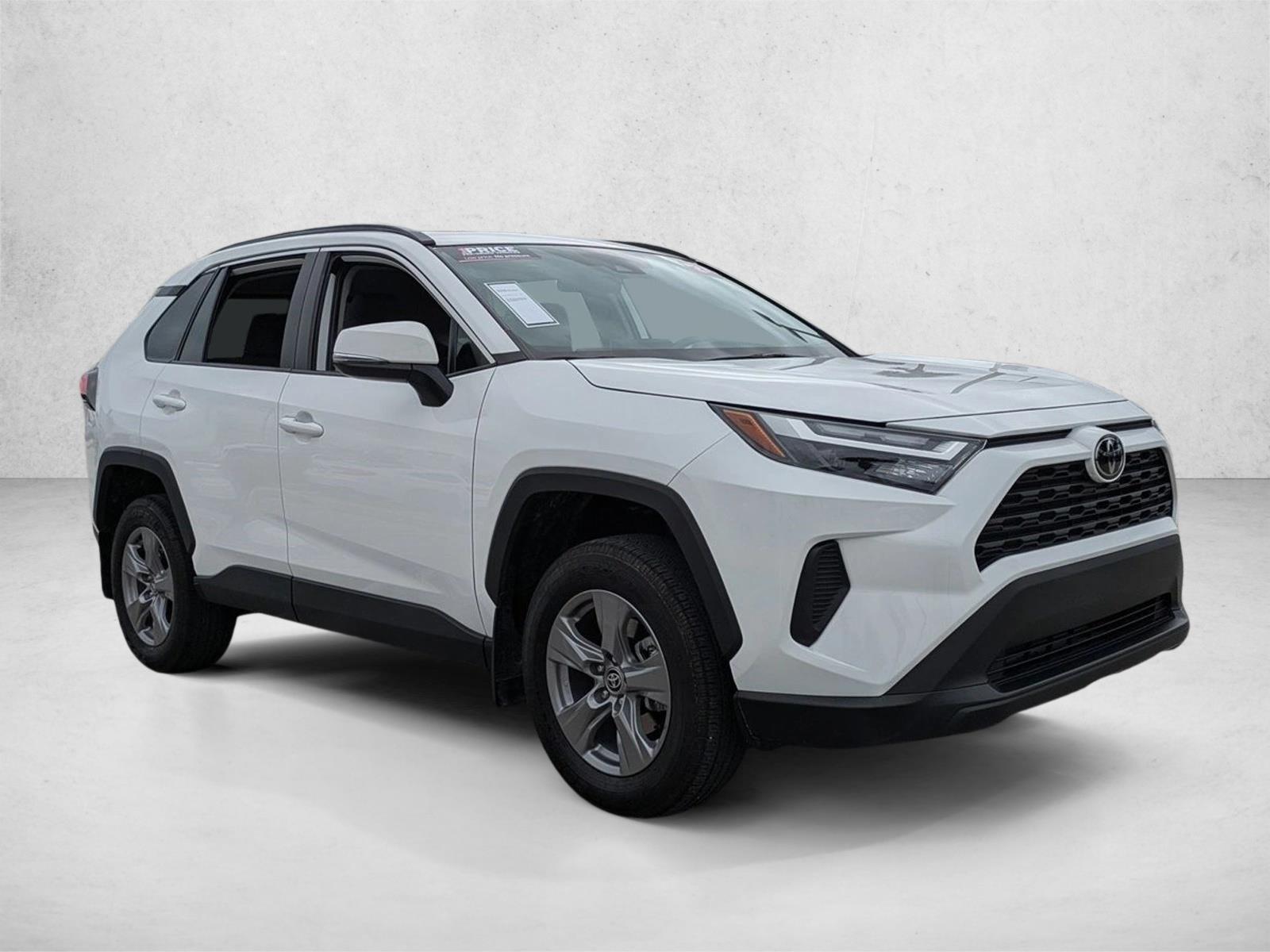 2024 Toyota RAV4 XLE photo 3