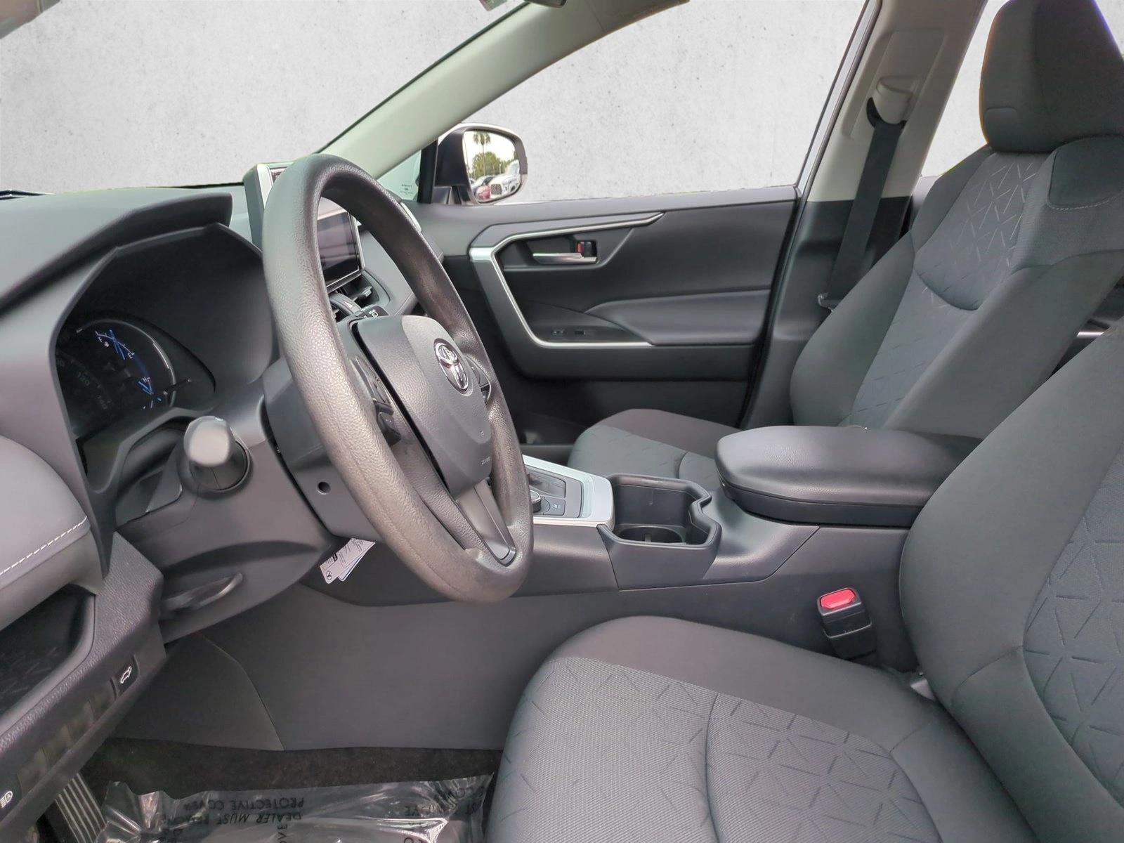 2025 Toyota RAV4 XLE - Photo 16