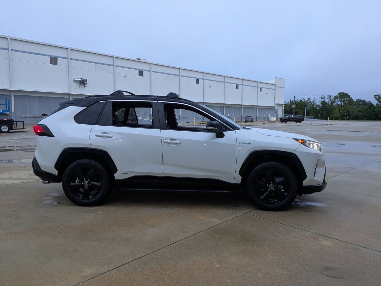 2020 Toyota RAV4 Hybrid XSE photo 4