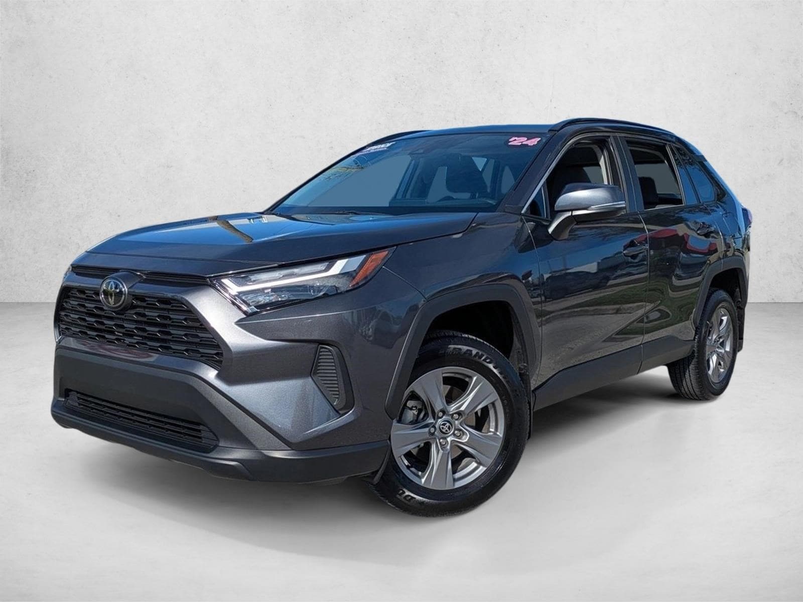 2024 Toyota RAV4 XLE's photo