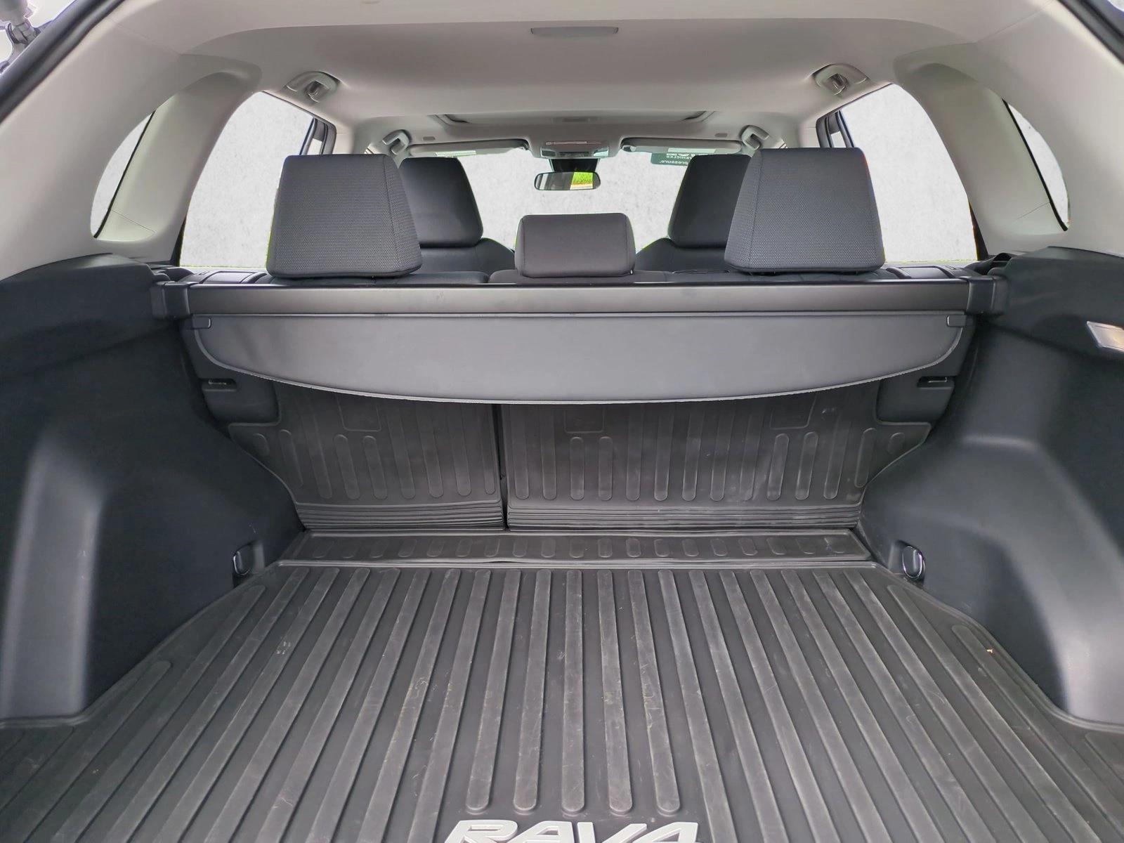2025 Toyota RAV4 XLE - Photo 6