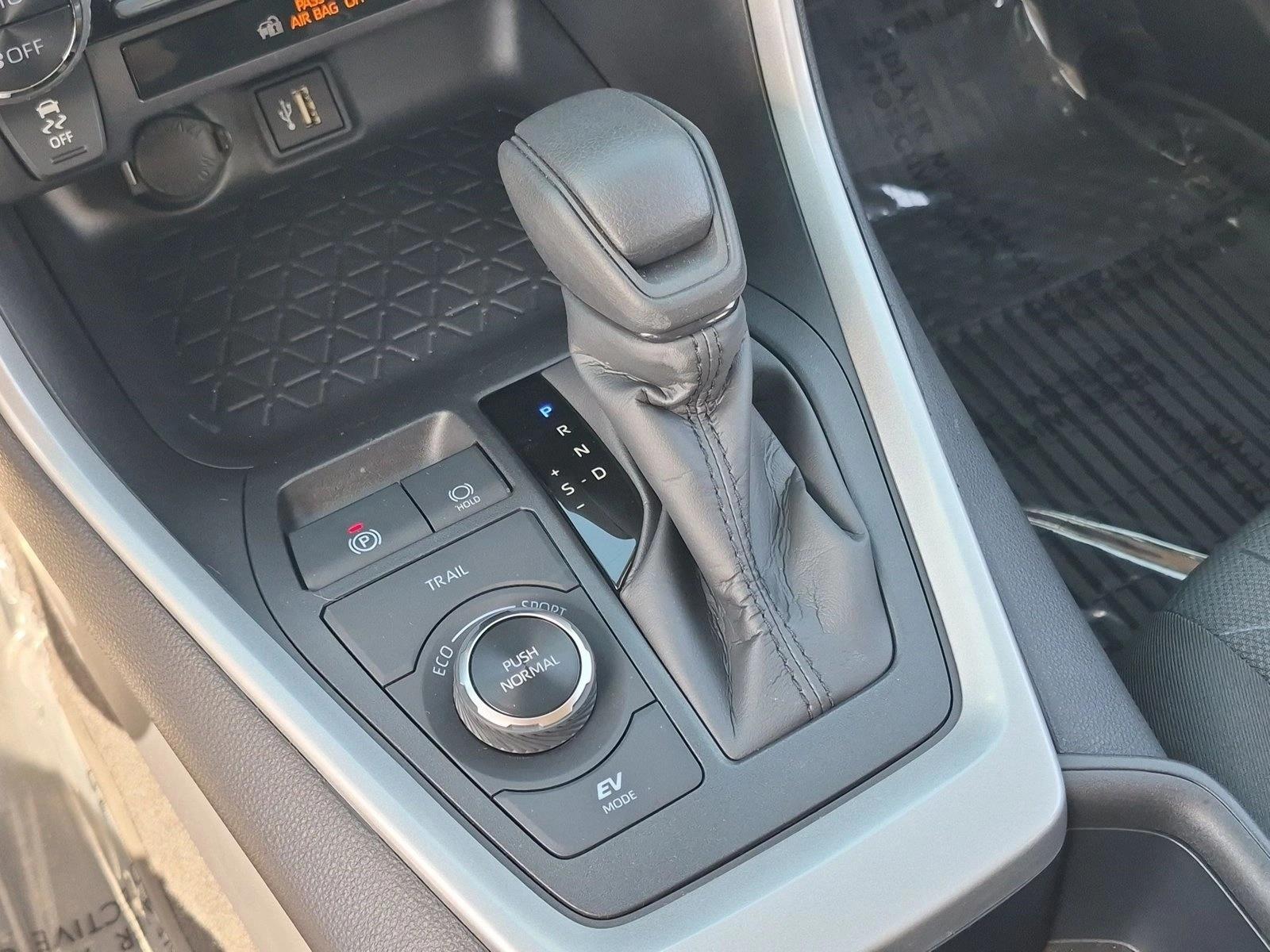 2025 Toyota RAV4 XLE - Photo 12