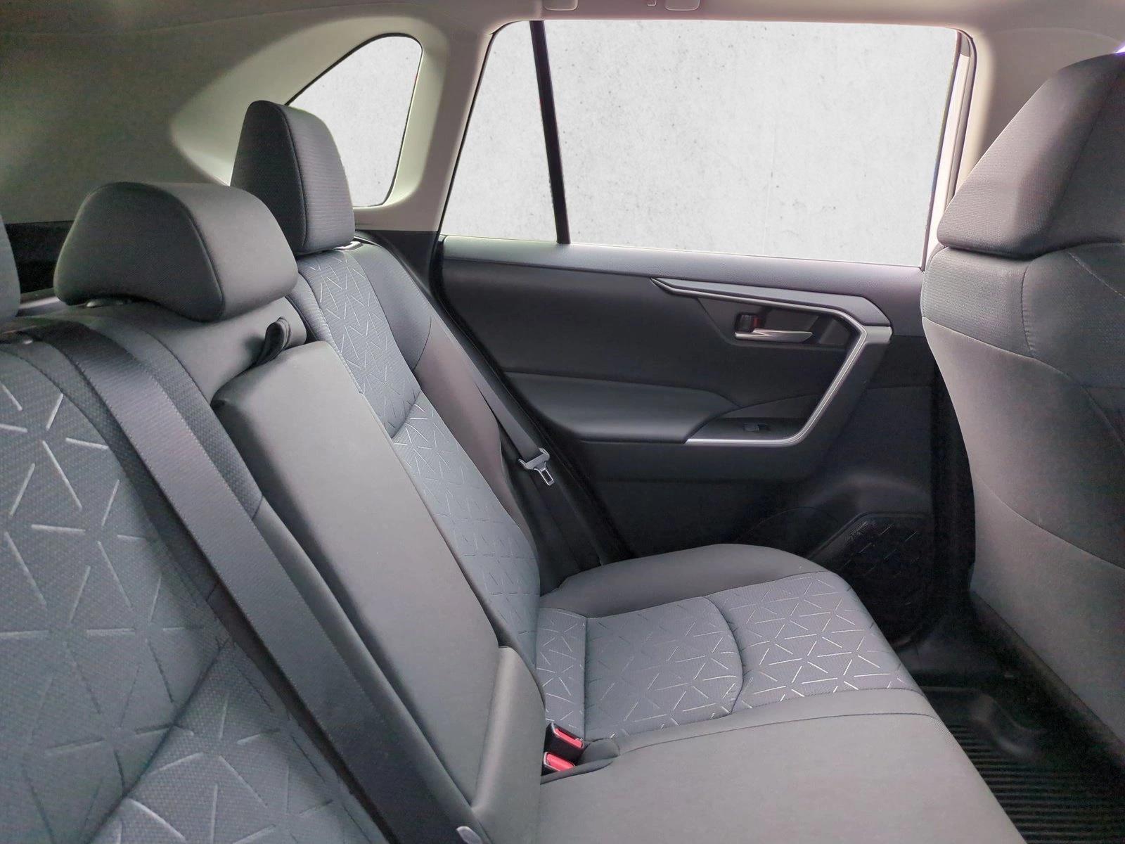 2025 Toyota RAV4 XLE - Photo 20