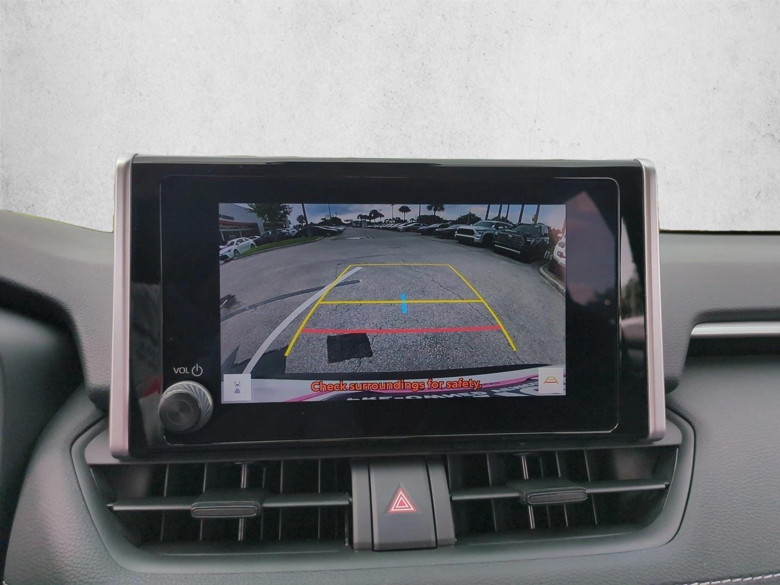 2025 Toyota RAV4 XLE - Photo 13