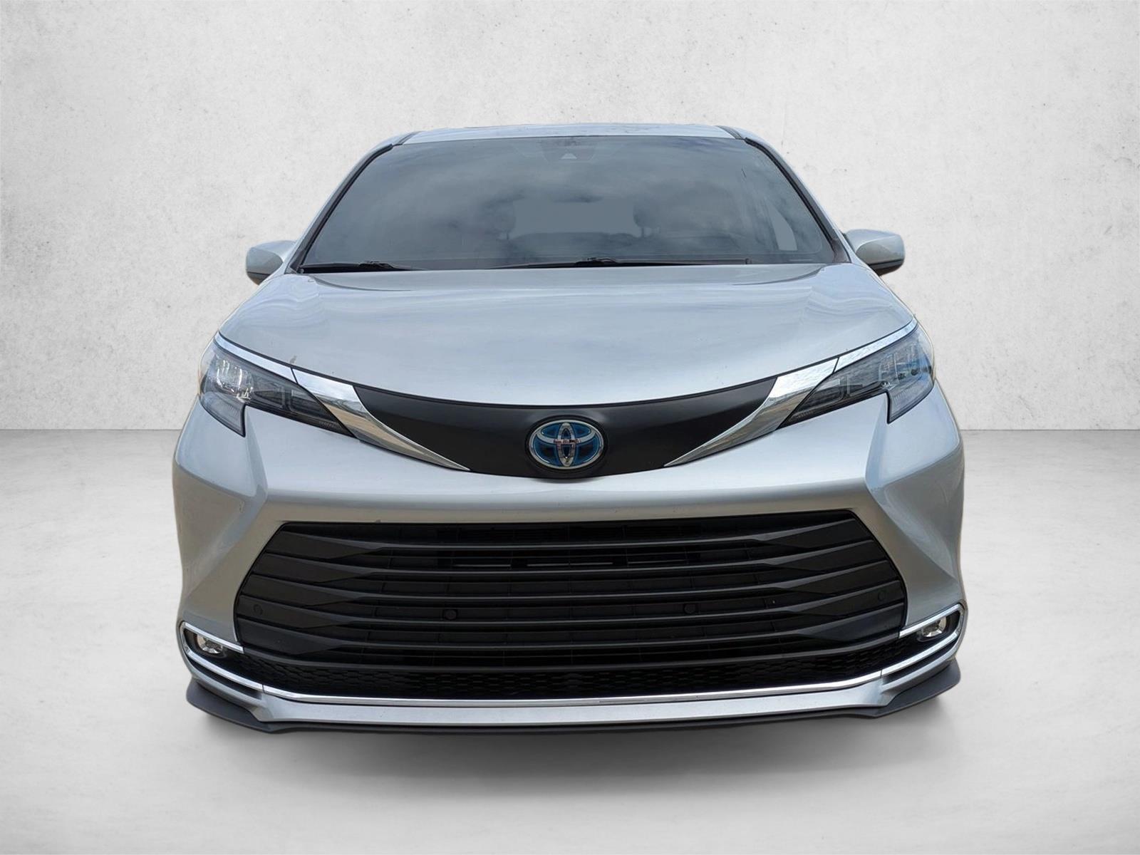 2024 Toyota Sienna XLE photo 2