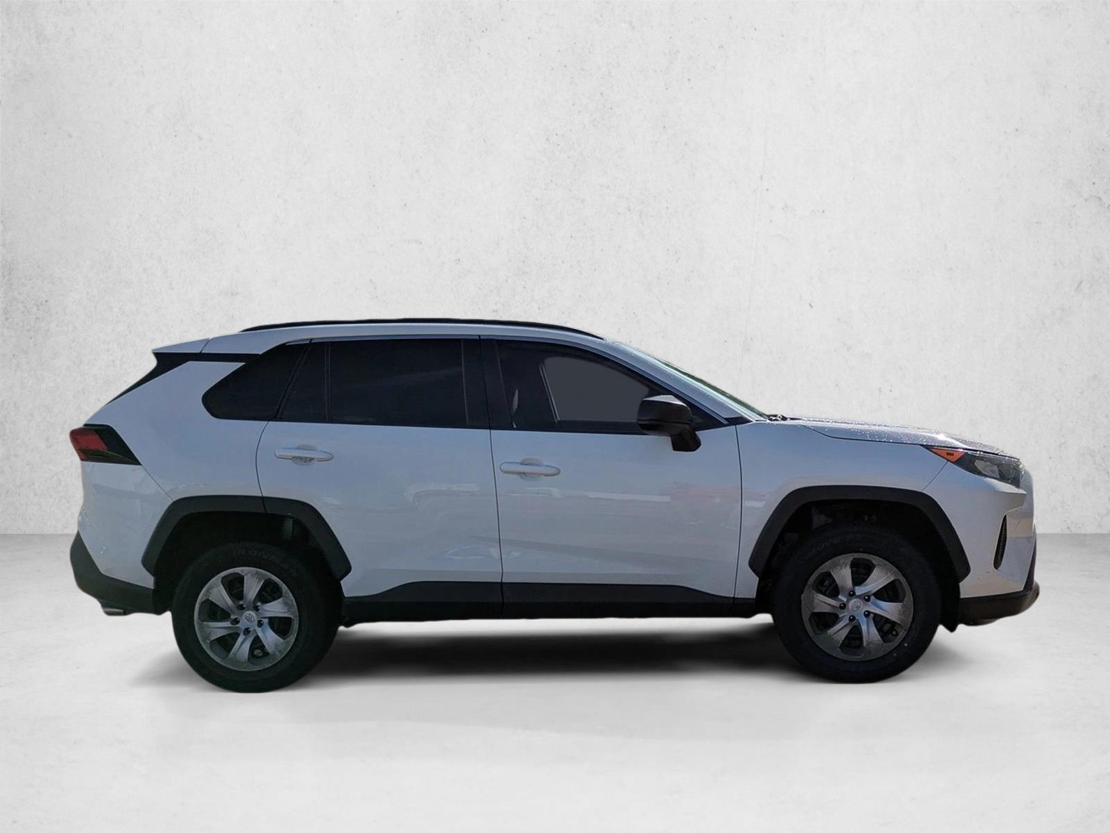2019 Toyota RAV4 LE photo 4