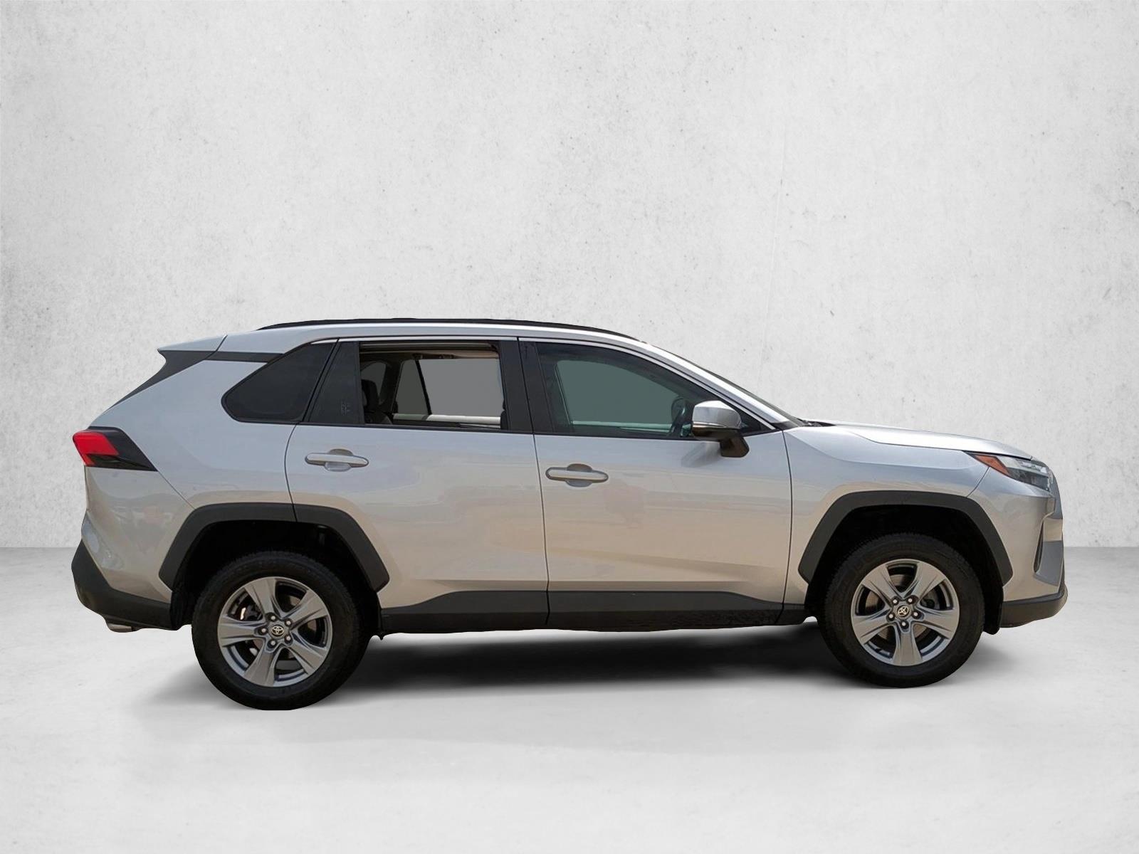 2022 Toyota RAV4 XLE photo 4