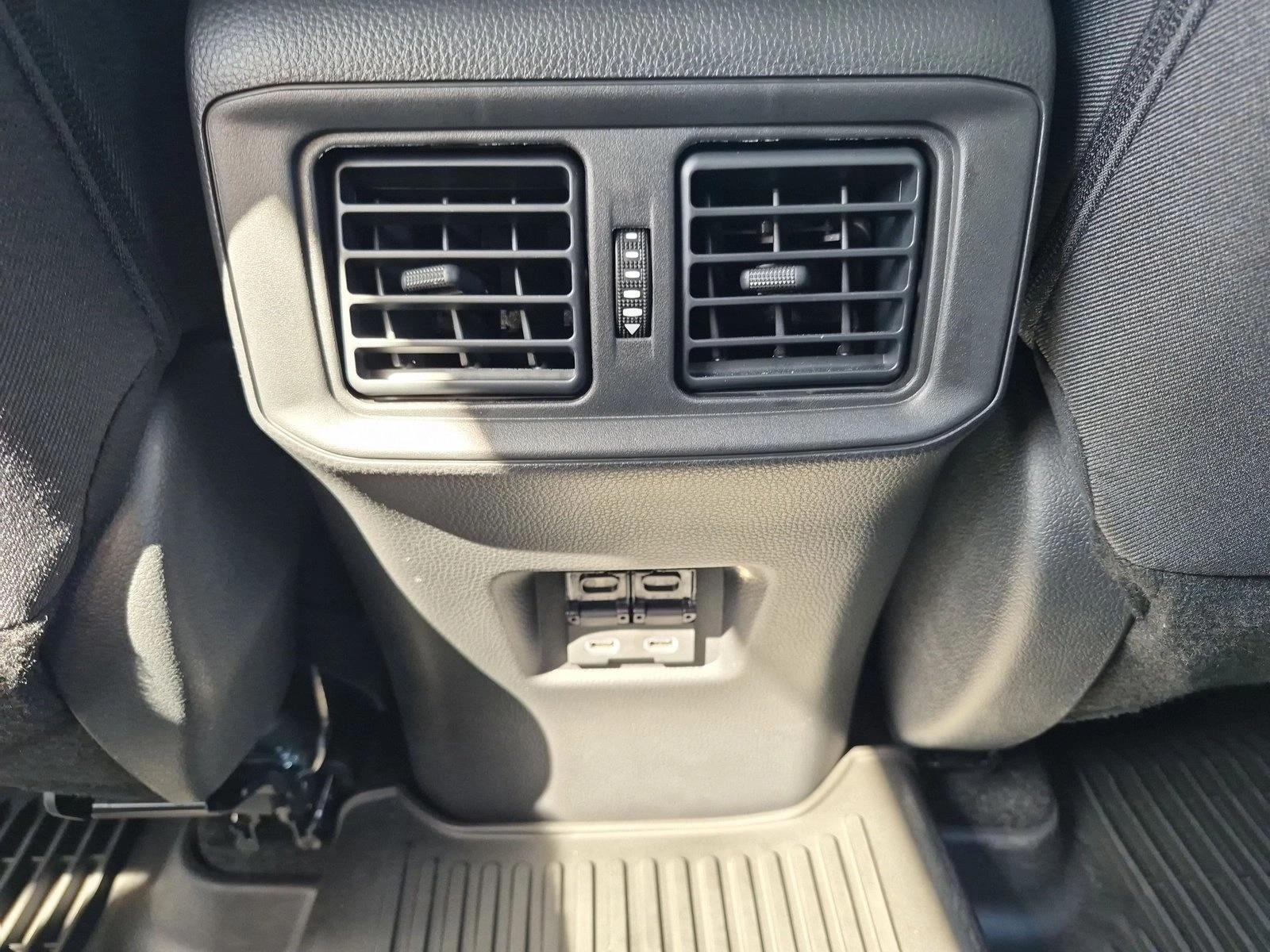 2025 Toyota RAV4 XLE - Photo 17
