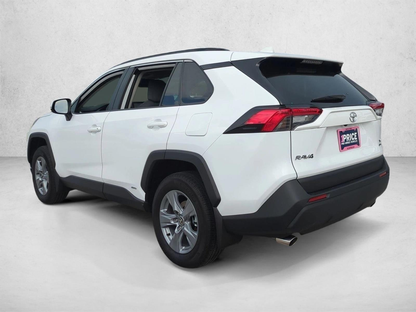 2025 Toyota RAV4 XLE - Photo 8