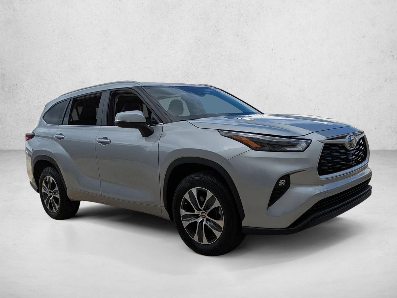 2024 Toyota Highlander Hybrid XLE photo 3
