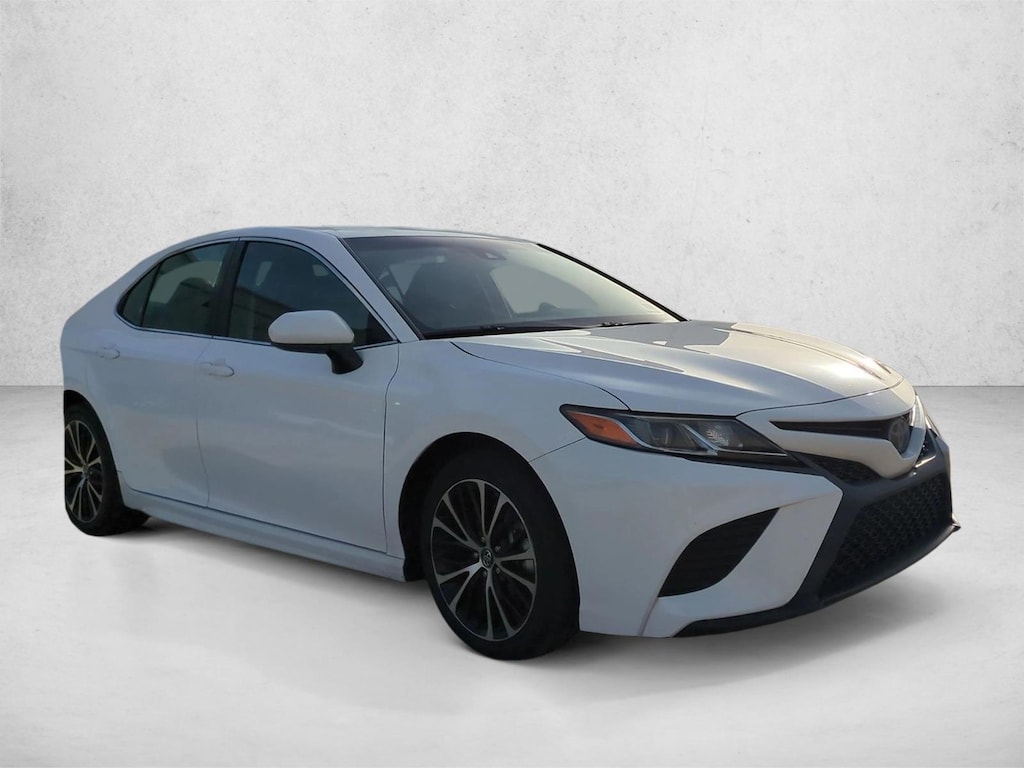 Used 2018 Toyota Camry SE Sedan