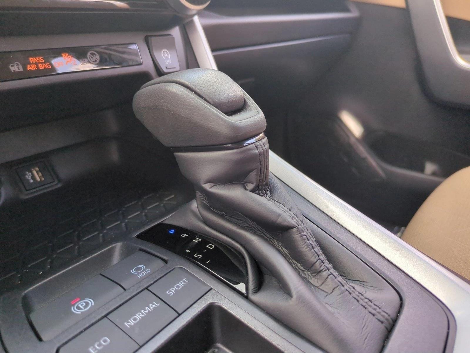 2025 Toyota RAV4 XLE - Photo 12