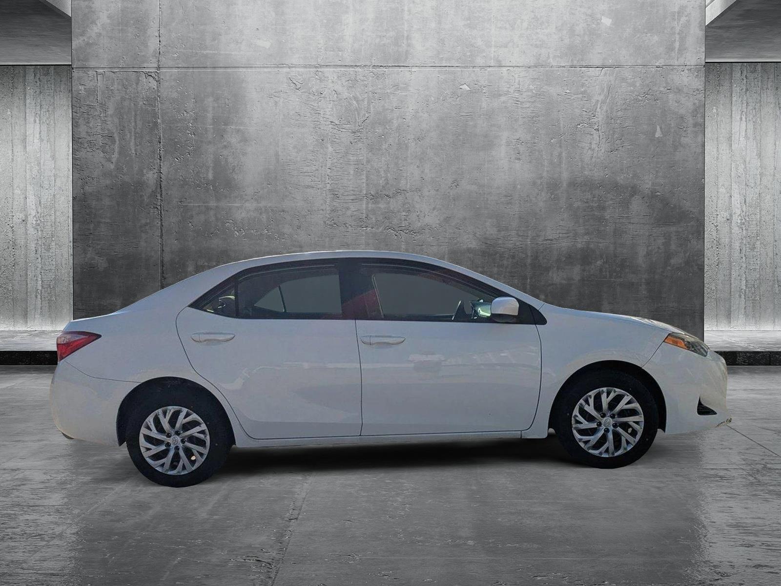 2017 Toyota Corolla LE photo 3
