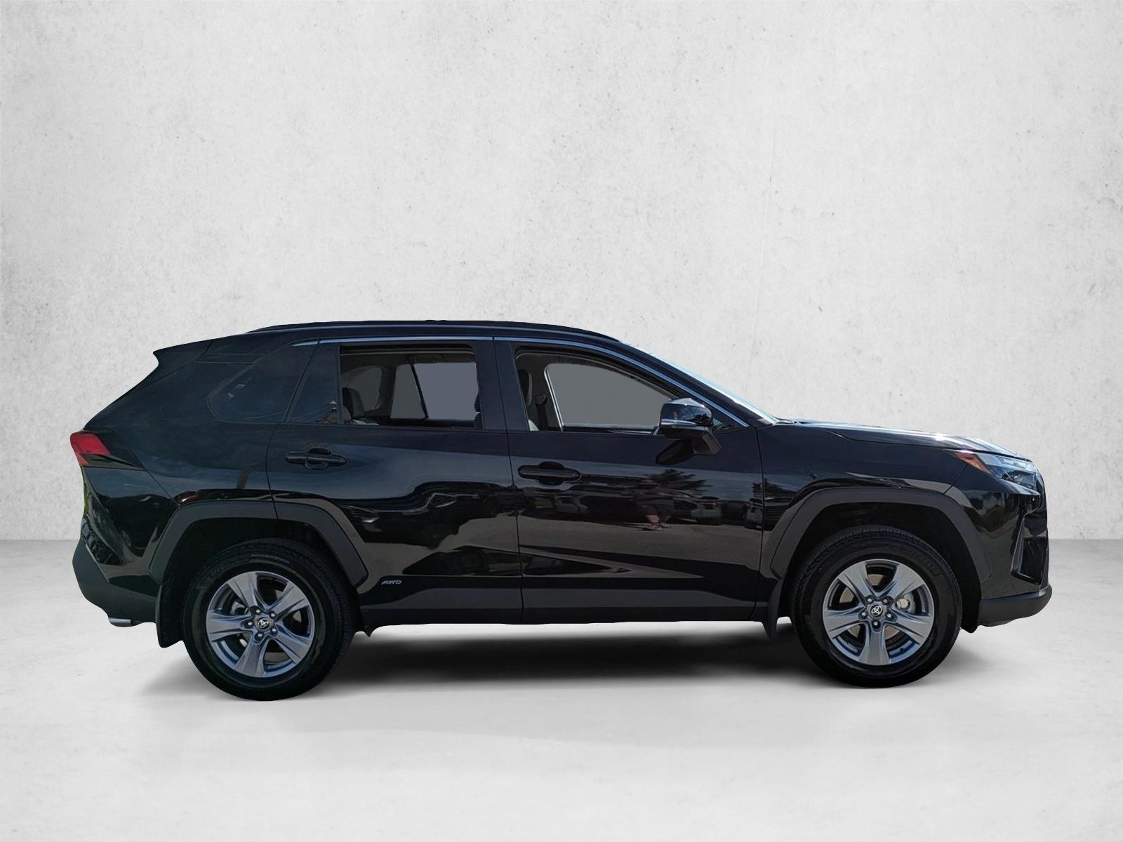 2024 Toyota RAV4 Hybrid XLE photo 4