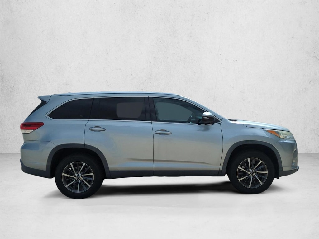 Used 2019 Toyota Highlander XLE V6 SUV