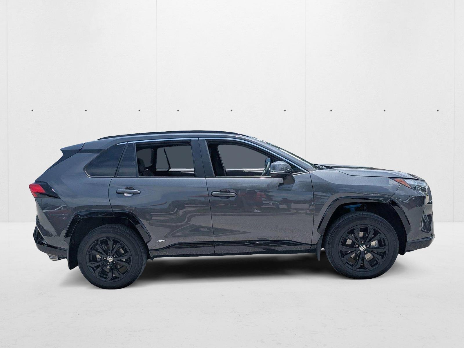 2025 Toyota RAV4 Hybrid SE photo 3