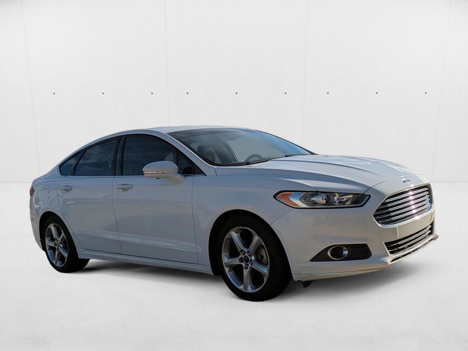 2015 Ford Fusion SE photo 2